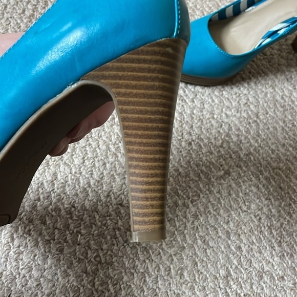 Maurice size 9 5” teal color heels - Picture 5 of 7